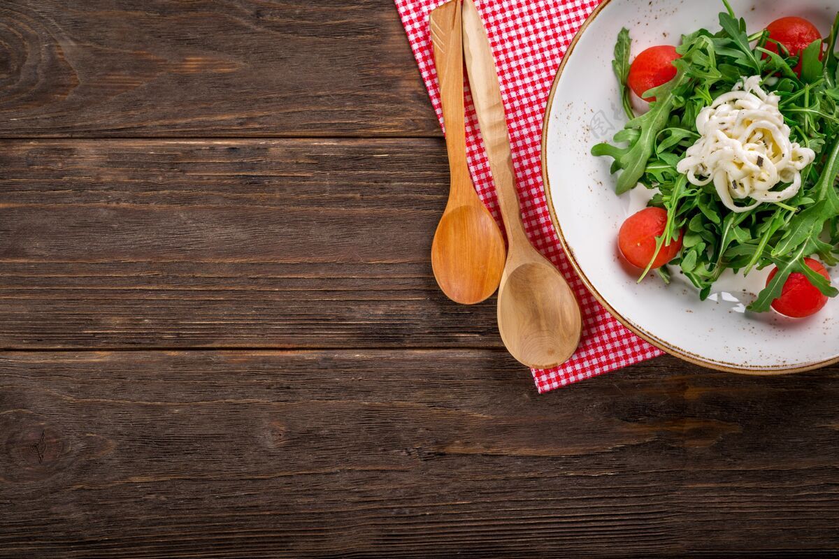 健康木桌上素食沙拉的俯视图景观盘子膳食