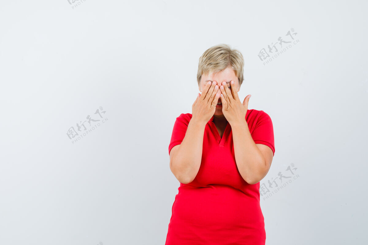 女人穿着红色t恤的成熟女人手拉着手看着眼睛 看起来很兴奋人白发肖像