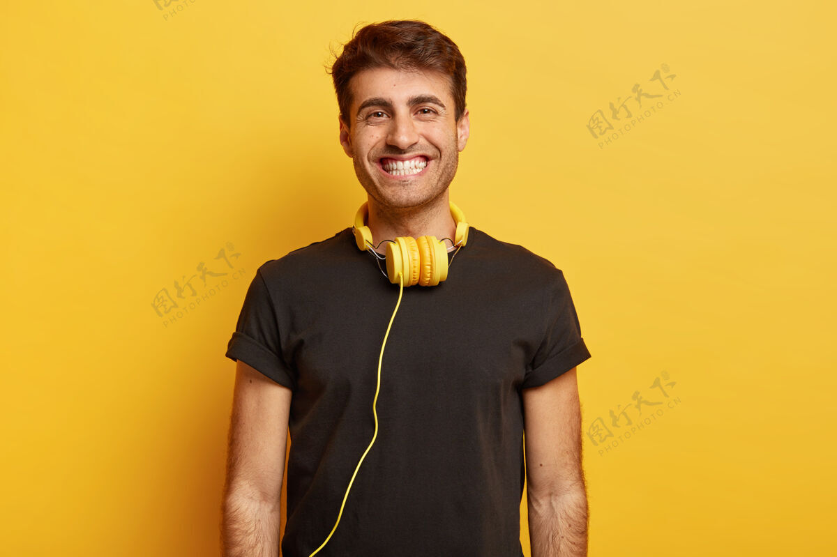 情绪笑容可掬的欧洲男人的肖像 牙齿洁白 享受闲暇时光声音男人T恤