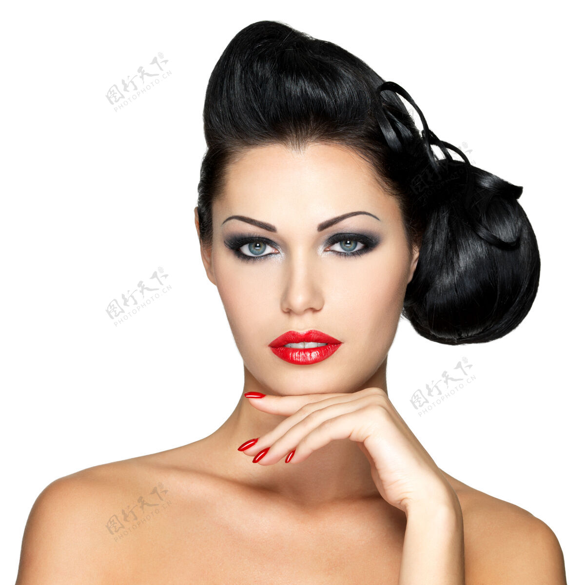 化妆师美丽的时尚女性 红唇 指甲和创意发型-隔离在白墙上颜色美甲女人