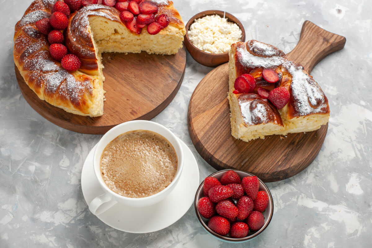 蛋糕俯视图美味的派片与新鲜的红草莓和咖啡淡白色表面蛋糕派饼干甜茶糖饼干草莓餐饼干