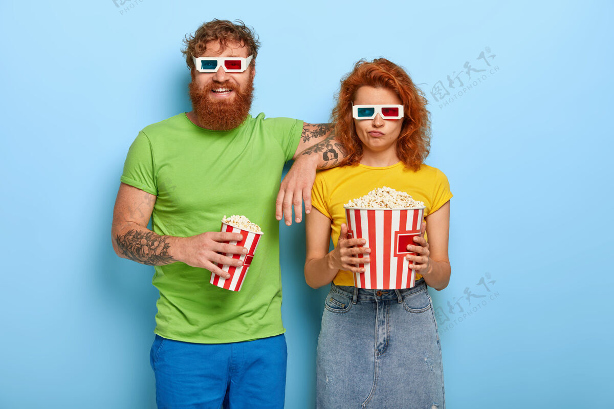 享受两位恋爱中的女友和男友的合影选择合适的时间去看电影在一起剧院消遣