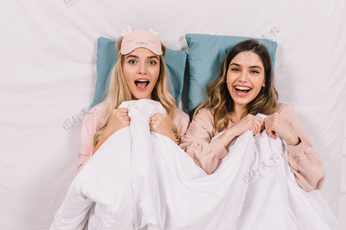 笑话情绪激动的女人躺在毯子下面毯子姐姐睡衣