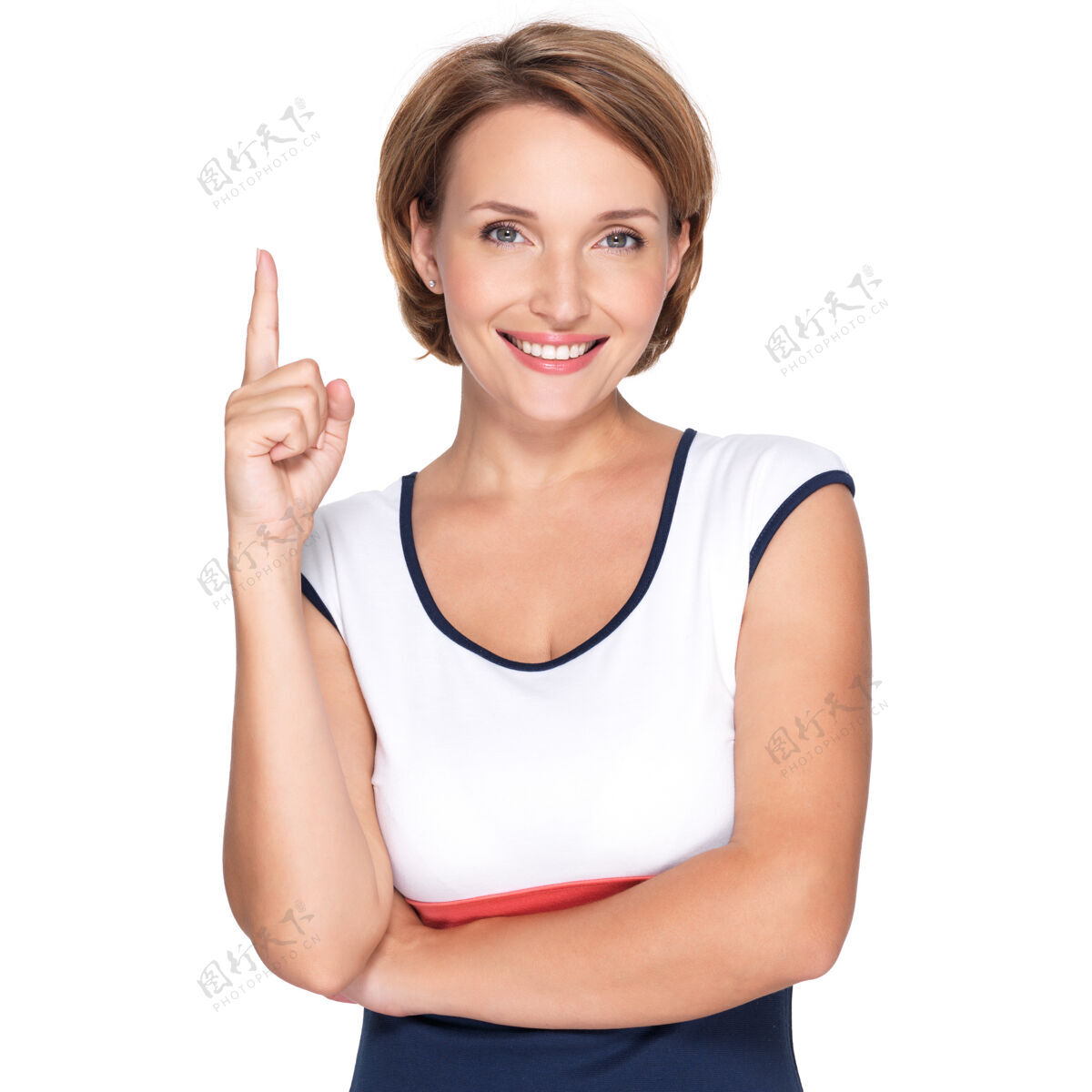 牙齿成年快乐女人的肖像 用手指指着白色的墙壁成人积极年轻