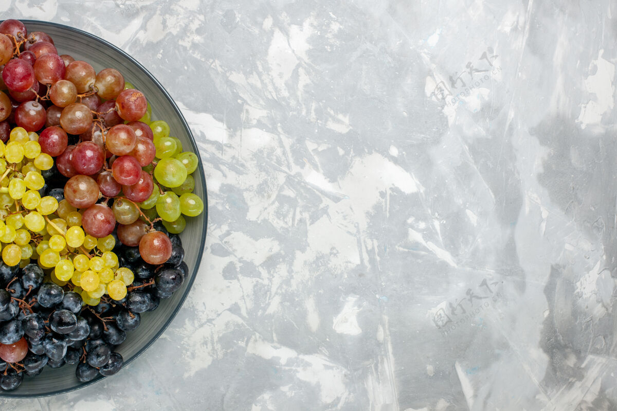可食用的水果顶视图新鲜葡萄多汁和醇厚的水果盘内白色背景上水果醇厚的果汁酒新鲜顶部果汁苹果