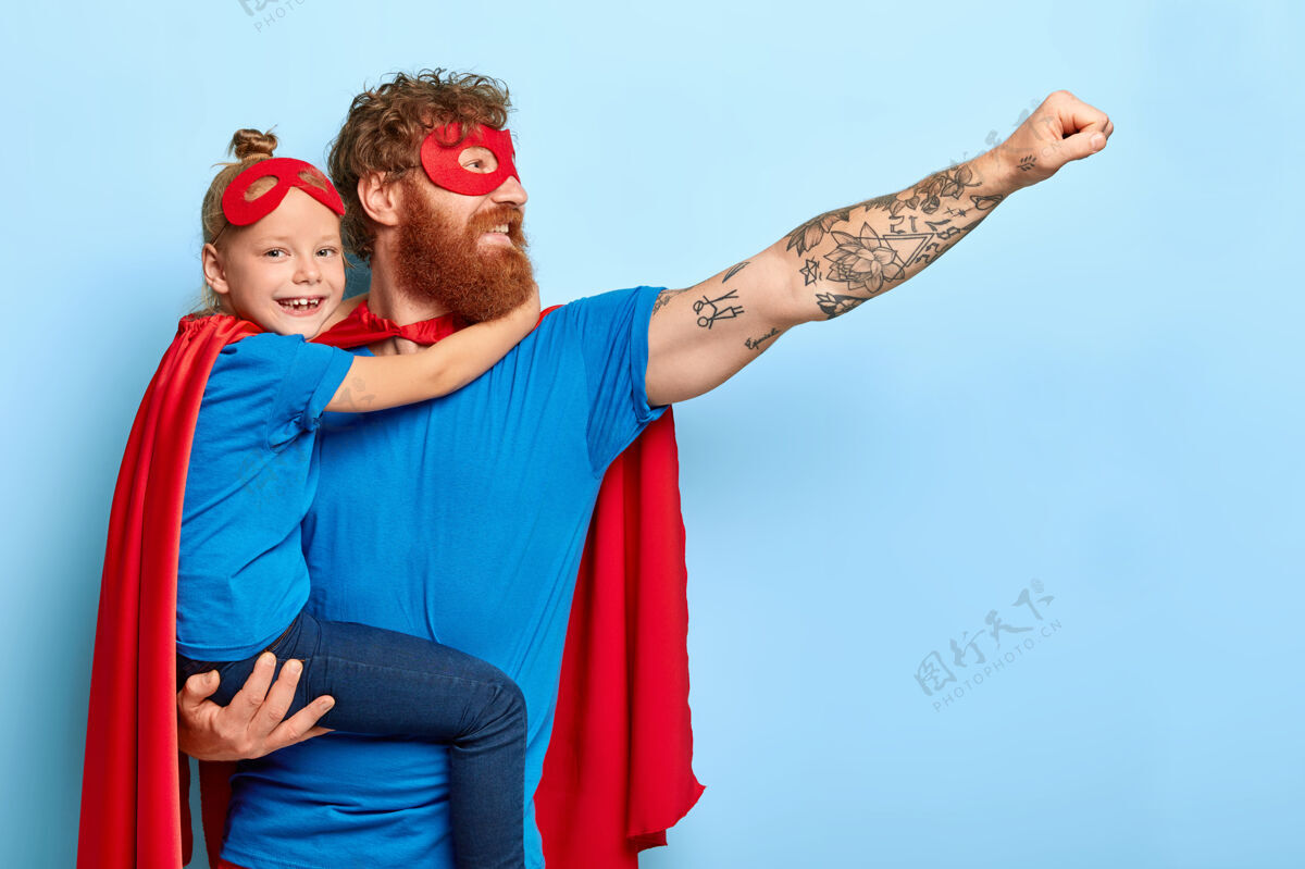 携带庆幸家人都是英雄领袖 穿上超级英雄的服装爸爸在一起超级英雄