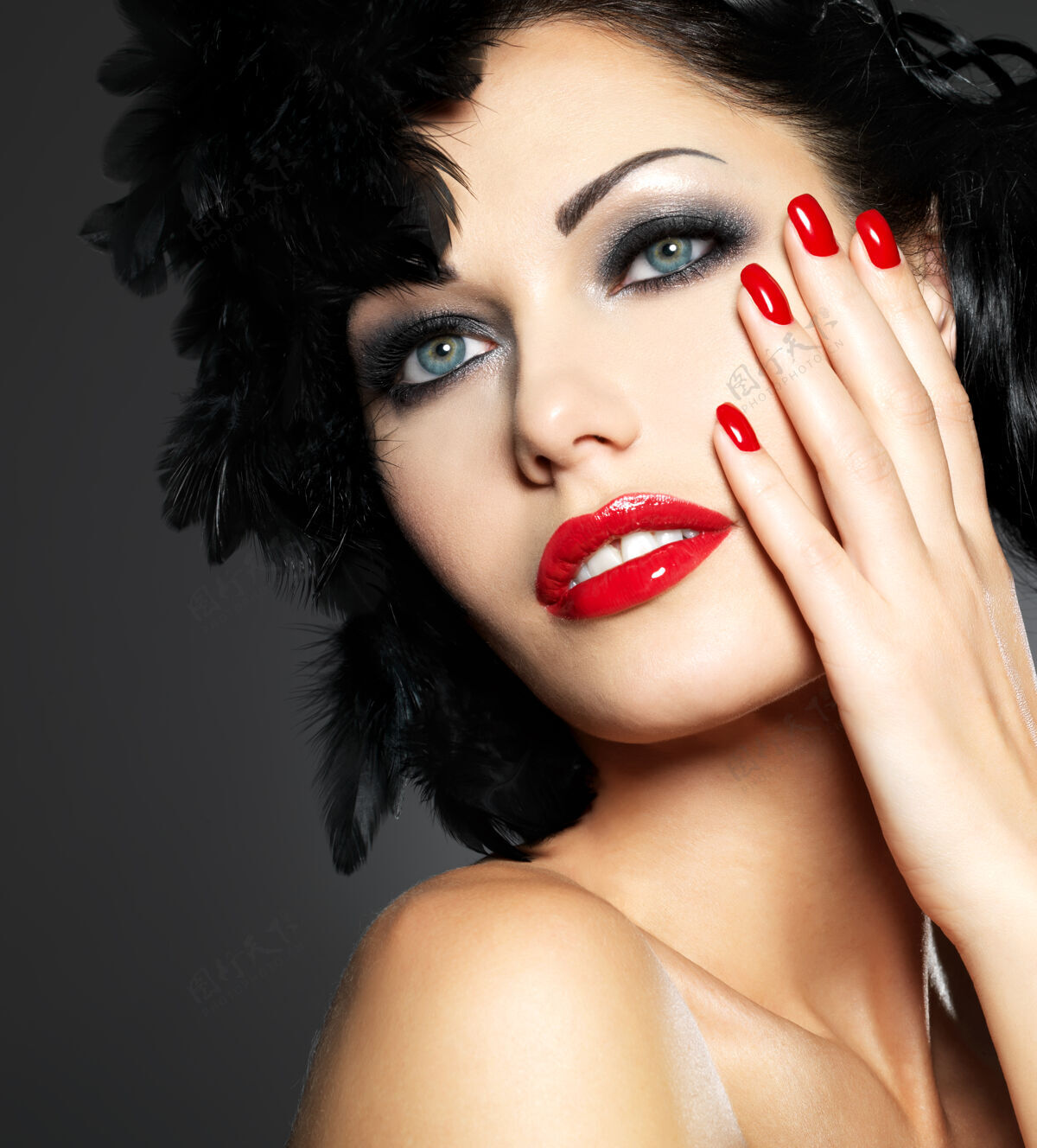 指甲美丽的时尚女性 红指甲 创意发型和化妆-模特造型指甲黑发高对比度