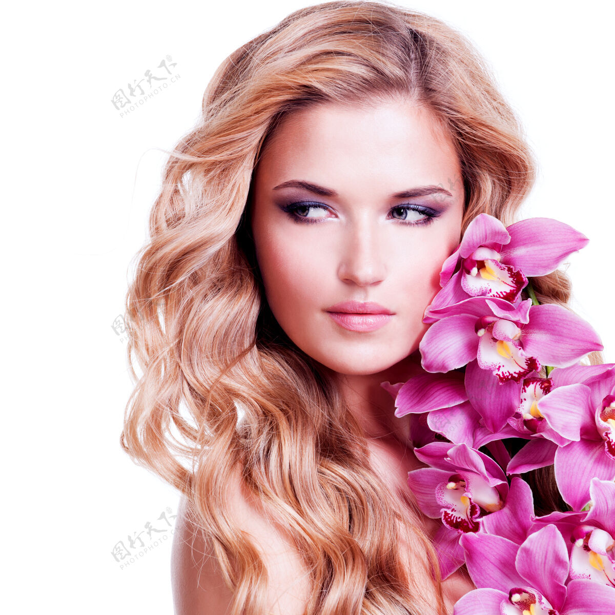 皮肤护理金发碧眼的年轻女子美丽的脸庞 健康的头发 脸上开着粉色的花 与白色隔离开来长化妆干净
