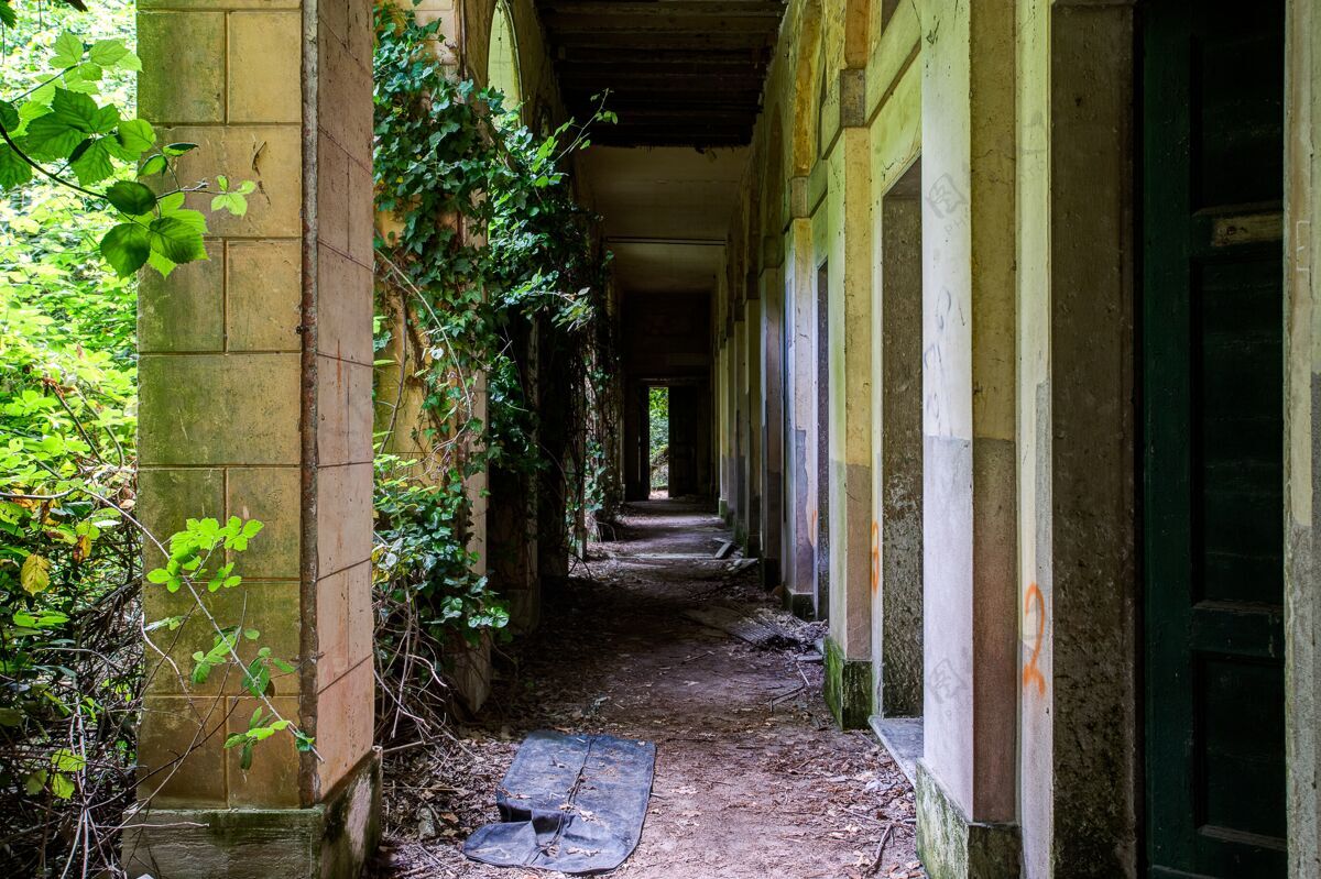 诡异的波维利亚的废弃医院肮脏的走廊沙漠的
