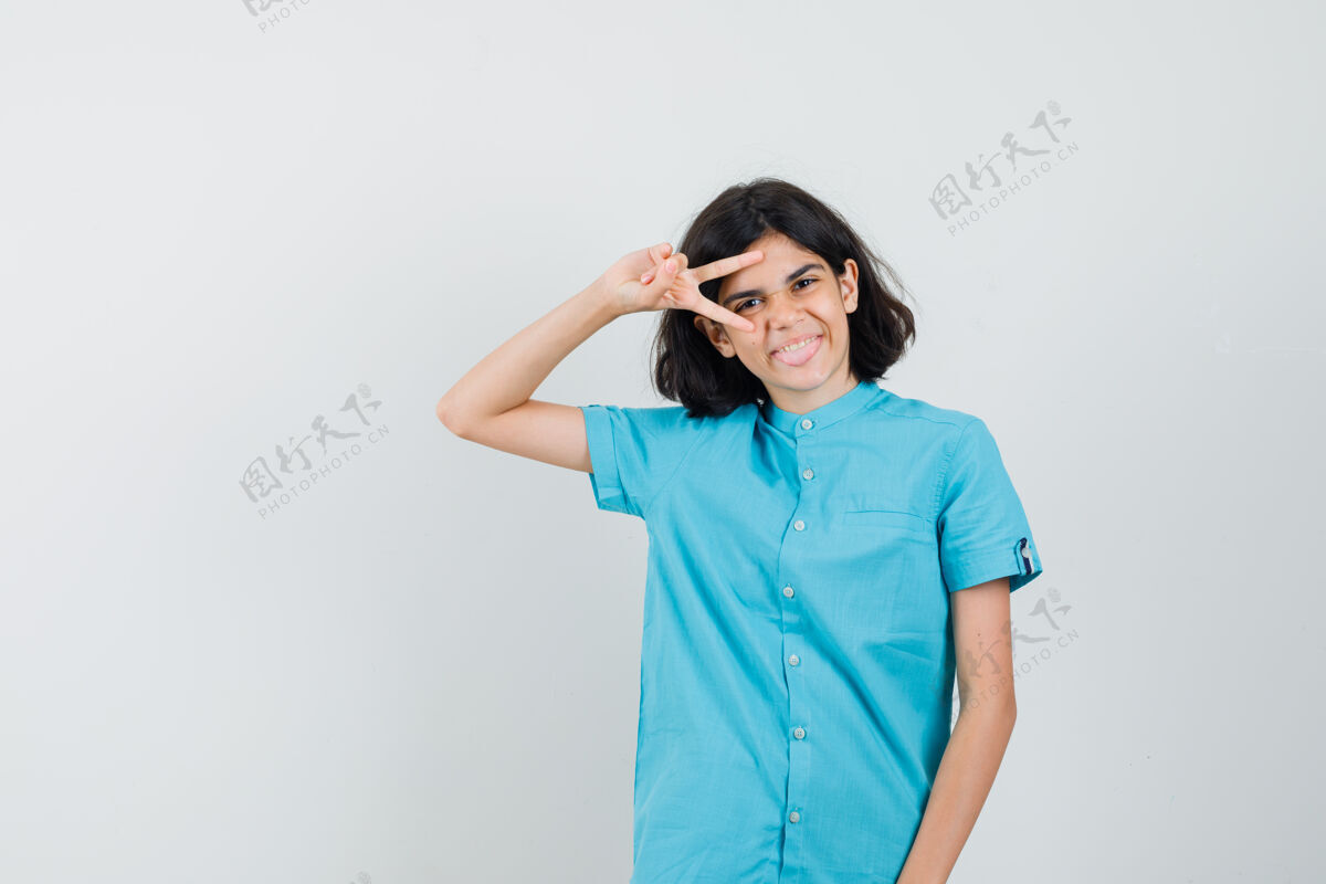 人穿蓝色衬衫的少女 一只眼睛上画着v字 看上去很快乐外观情感肖像