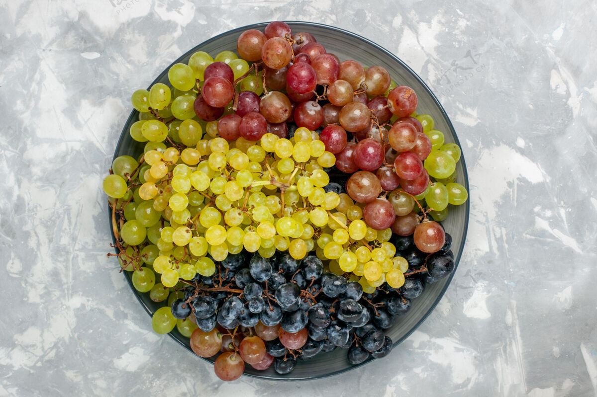 水果顶视图新鲜葡萄多汁 果肉醇厚 盘面洁白 果肉醇厚 果酒新鲜葡萄生的水果