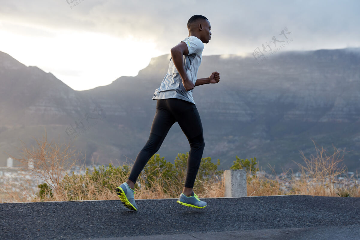 民族穿着运动服跑步的年轻人 做慢跑运动 练习耐力 在山边享受新鲜空气健身 运动和健康的生活方式理念早晨的蓝天令人惊叹视野乡村风景
