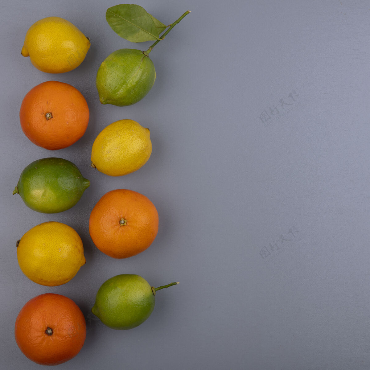 顶部顶视图复制空间橙色与柠檬和灰色背景上的酸橙酸橙橙色柠檬