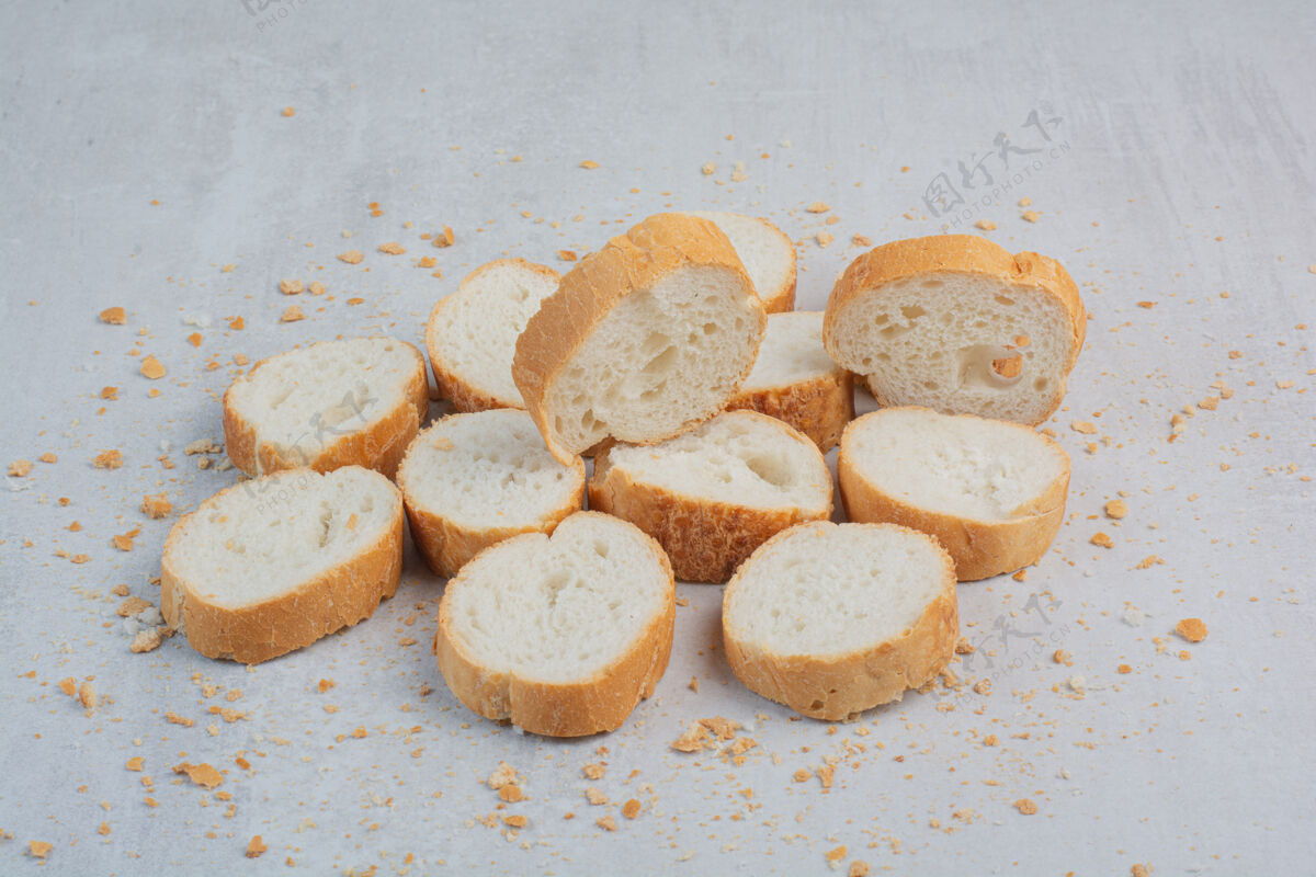 面包片大理石背景上的圆形新鲜白面包小吃新鲜的烘焙
