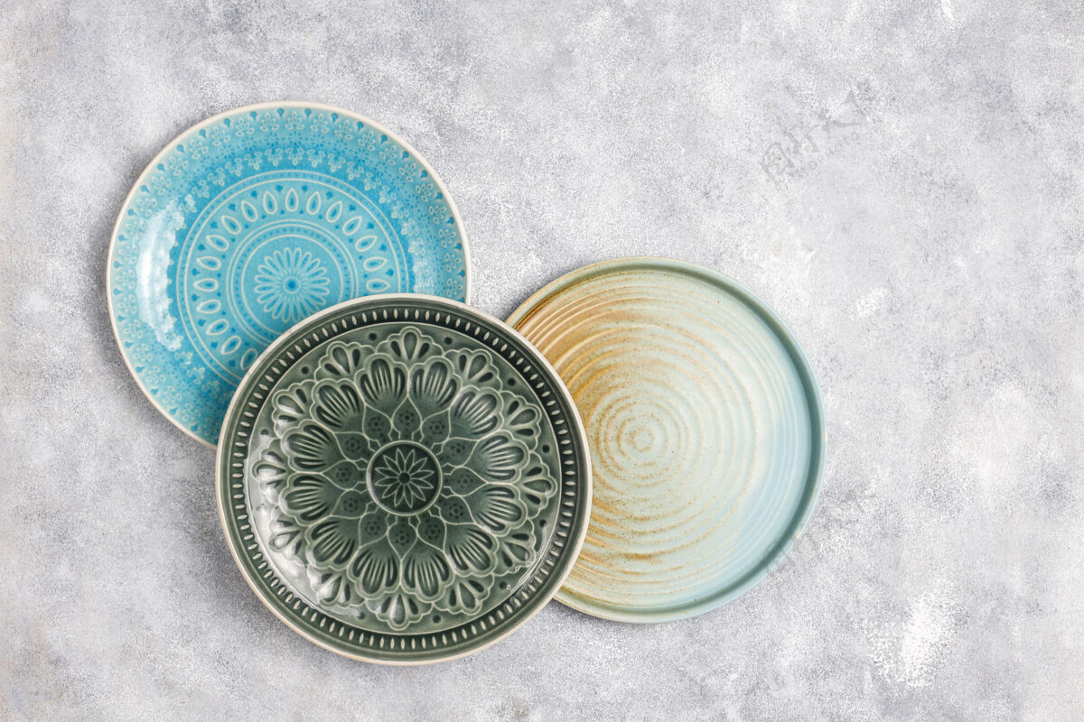 图案不同的陶瓷空盘子和碗装饰时尚复古
