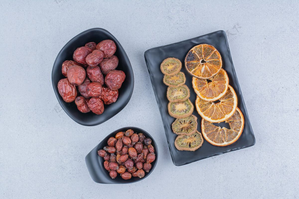 橙子干玫瑰果 银莓 奇异果和橙子放在大理石表面干的切片玫瑰果