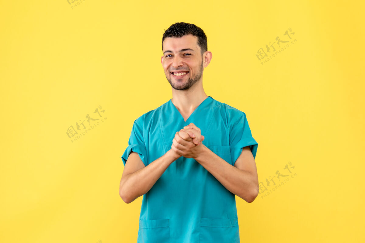 冠状病毒医生医生知道如果你感染了冠状病毒该怎么办微笑男性球员