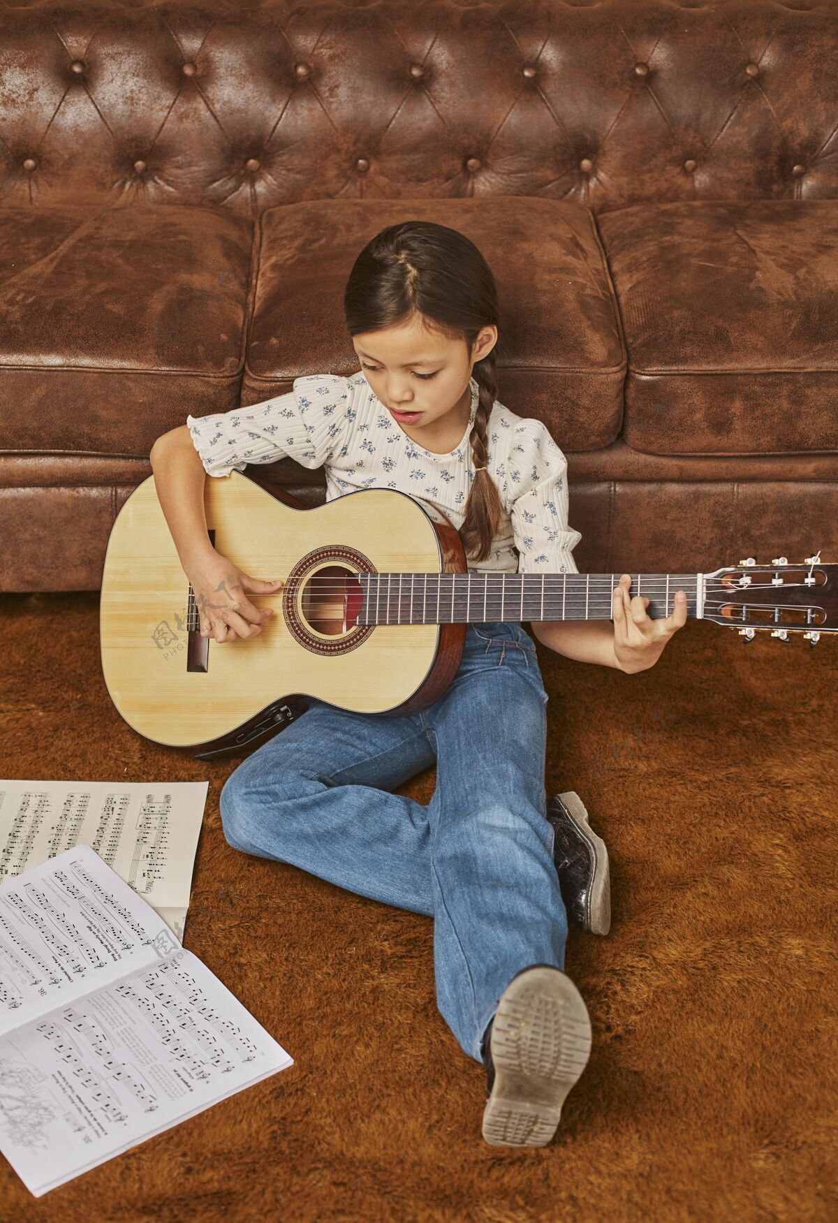 艺术家在家弹吉他的女孩学习年轻小