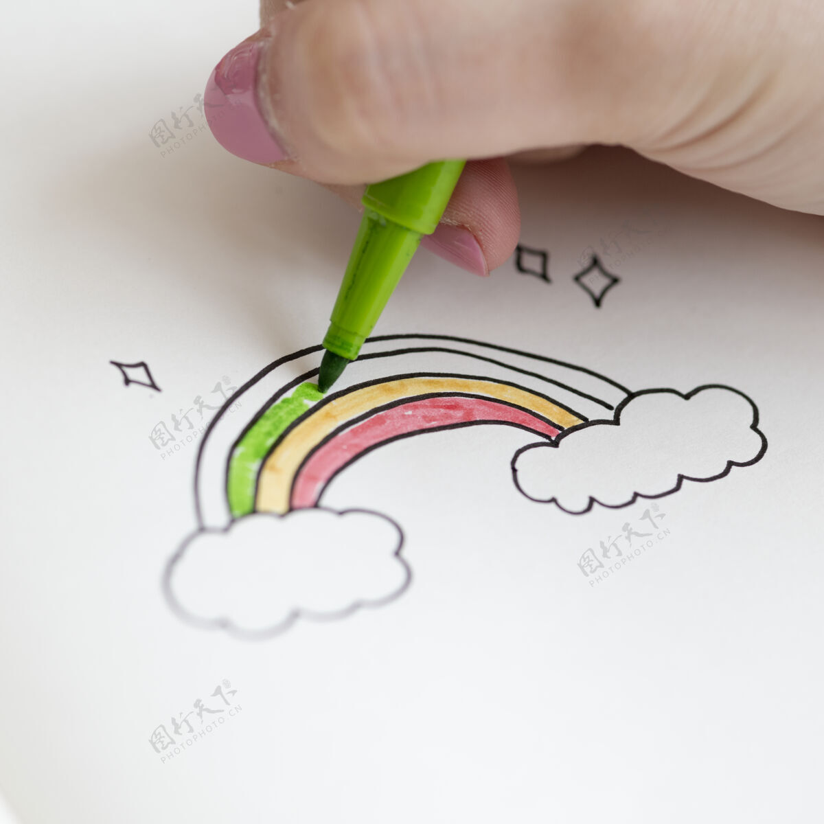自然在笔记本上画彩虹涂鸦的女孩曲线云想象