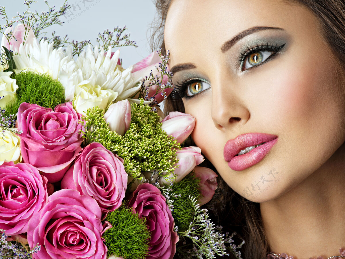 化妆品美丽的女人 脸上有一束鲜花漂亮的女孩 带着时尚的妆容肖像花性感
