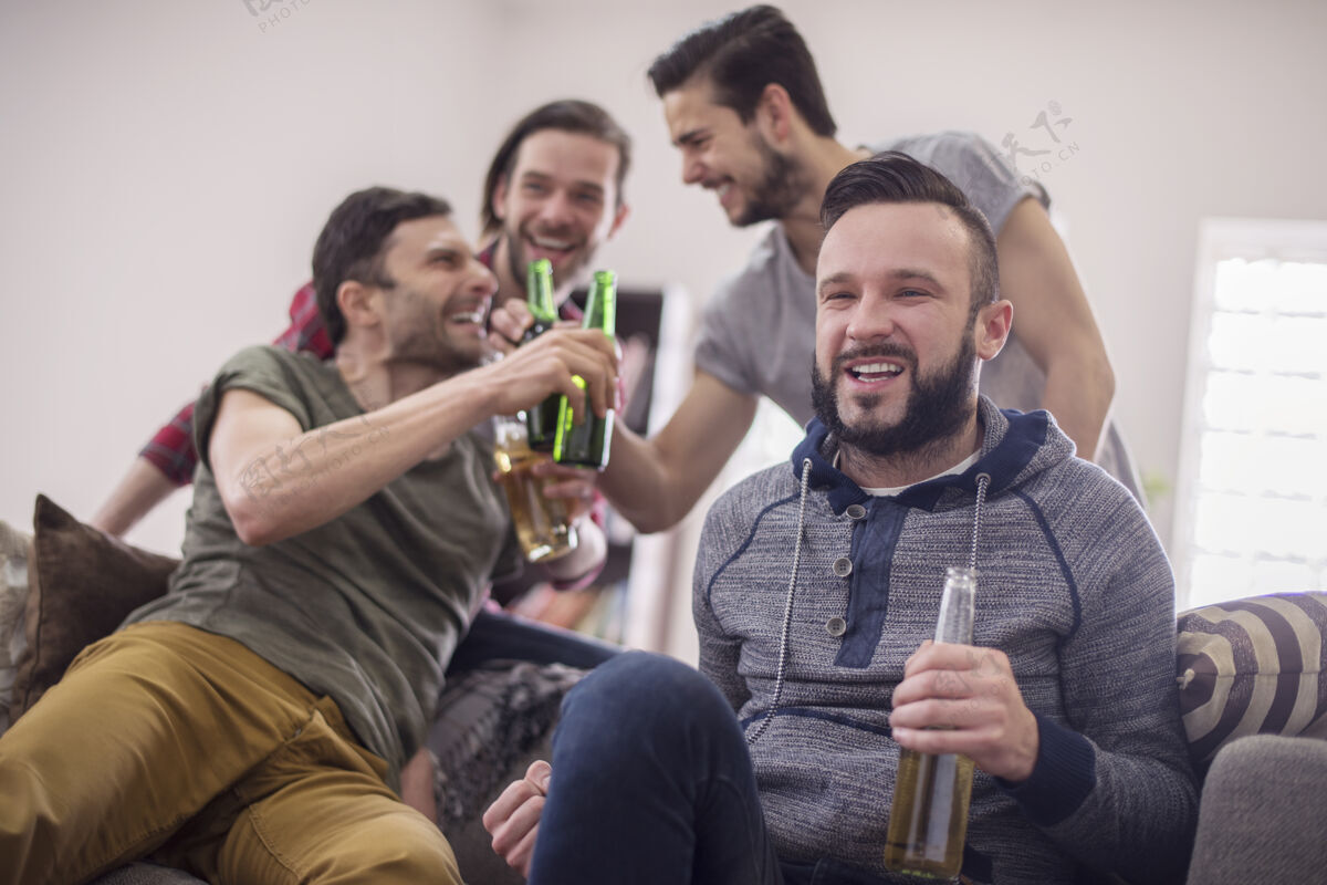 牙齿微笑朋友们喝啤酒看足球赛房子喝酒比赛
