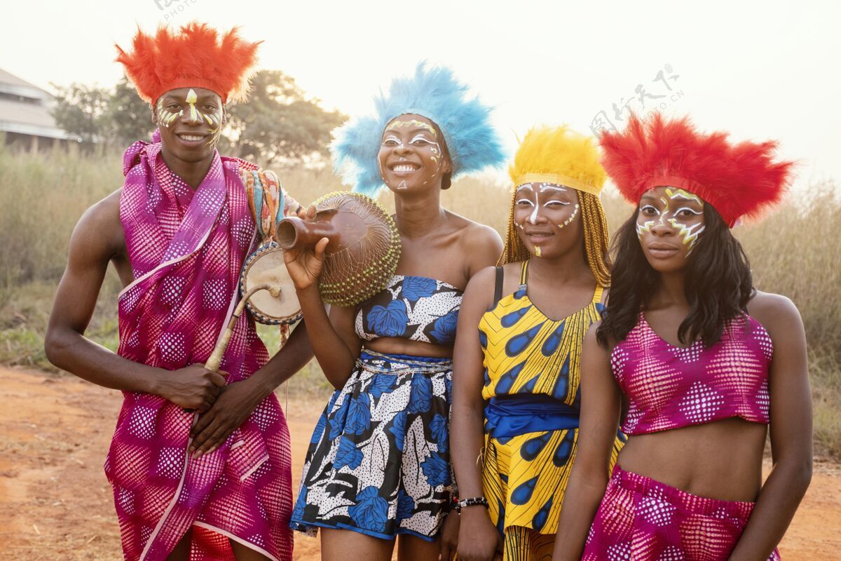 年轻一群穿着盛装参加非洲狂欢节的朋友美丽女性漂亮