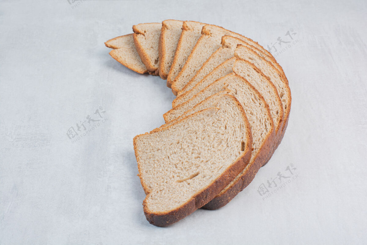 面包切片大理石背景上的新鲜棕色面包片新鲜面包面包房
