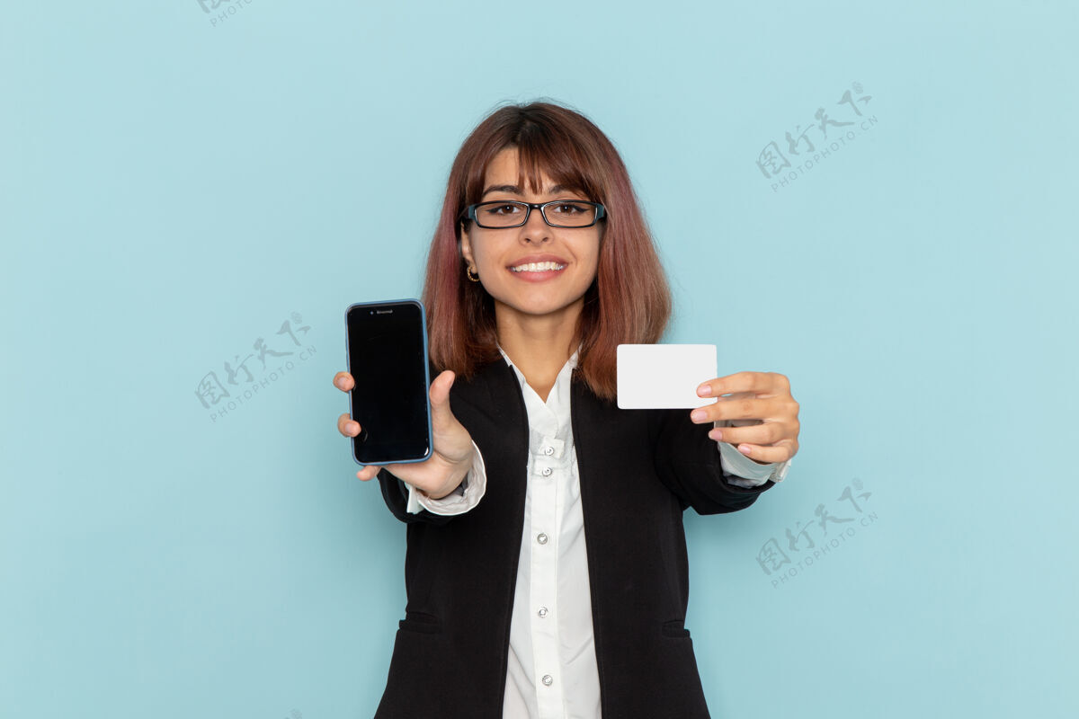 工人正面图：身着正装的女上班族 手拿白色名片和手机 蓝色表面女女商人正面