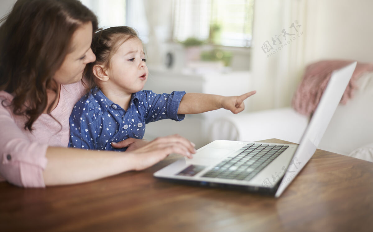 女人母女俩在笔记本电脑上看视频家里室内看
