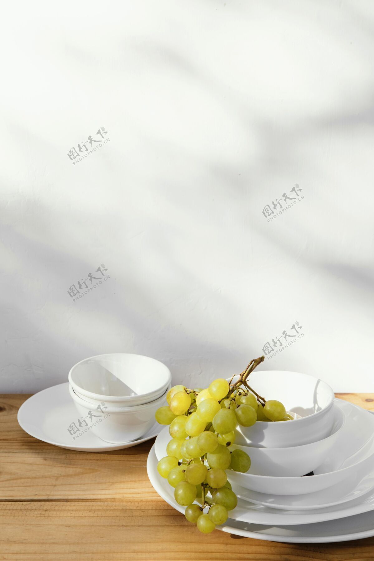 葡萄最少的抽象葡萄和一堆盘子装饰室内产品