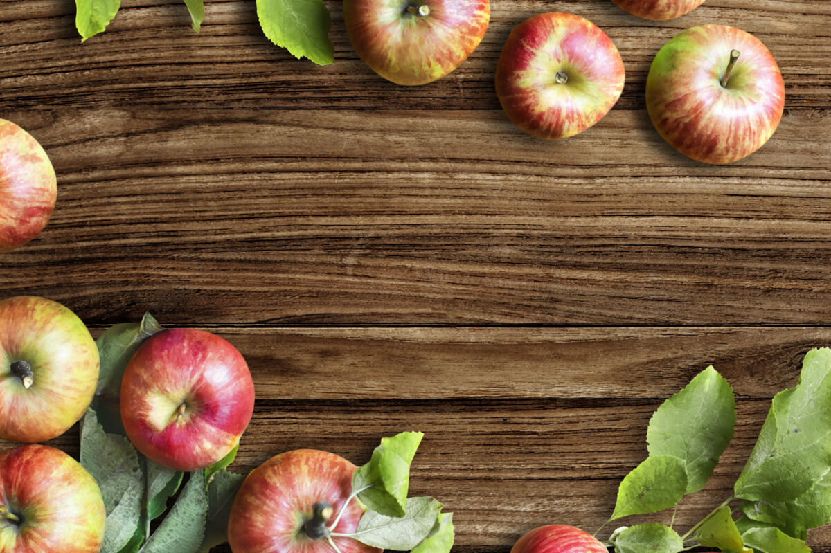 营养红苹果和树叶平放在木桌上维生素健康矿物质