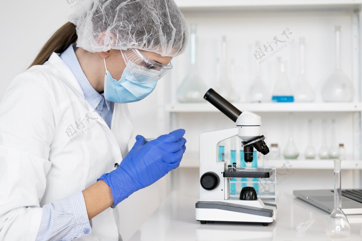 女人在实验室工作的女人肖像实验室外套研究员