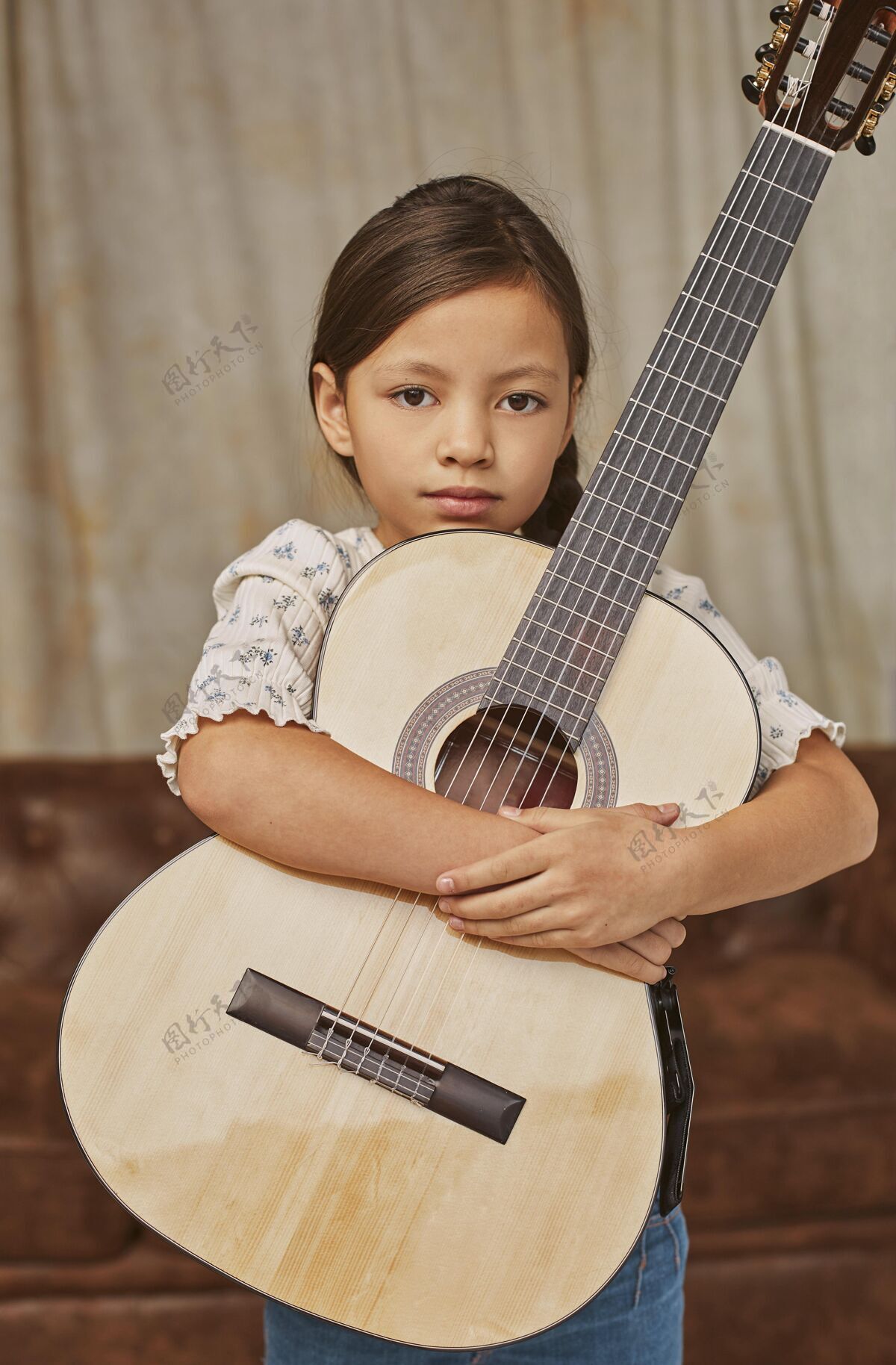女孩小女孩在家弹吉他吉他班小