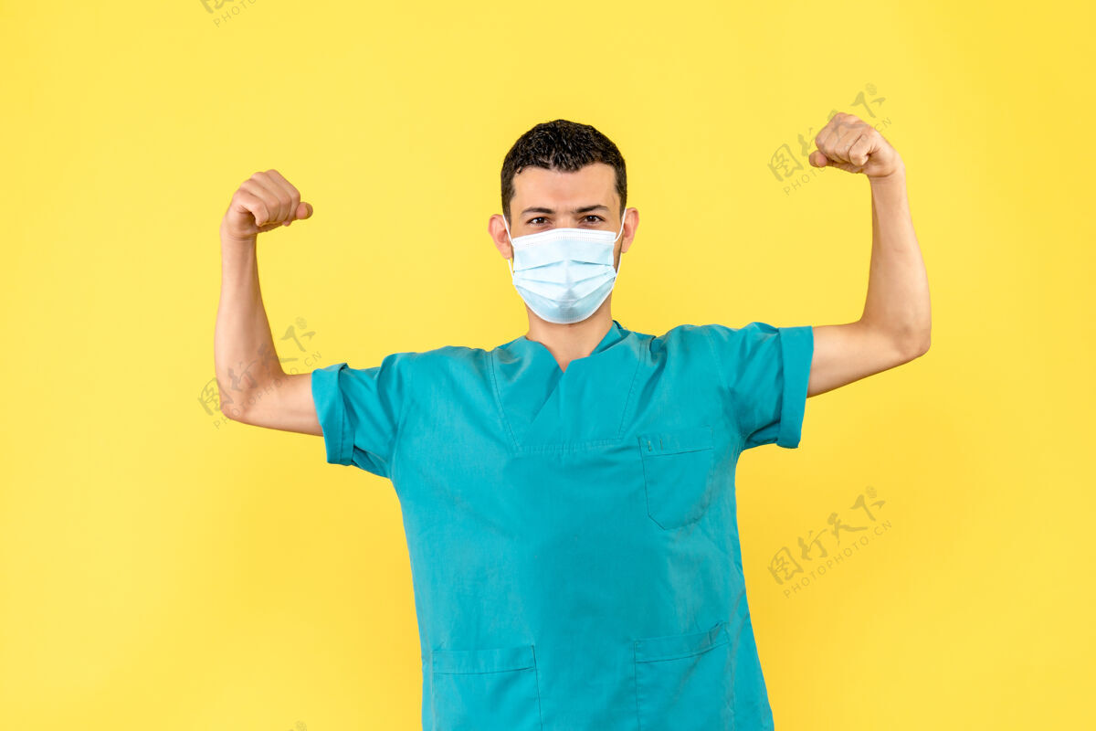 视图戴着口罩的医生医生知道 人能从冠状病毒中康复成人抱着能行