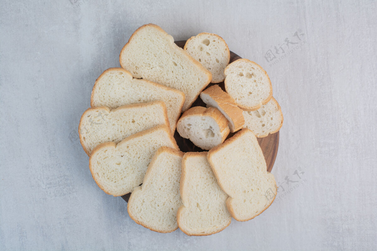 切片大理石背景上的新鲜白面包片切片面包面包房