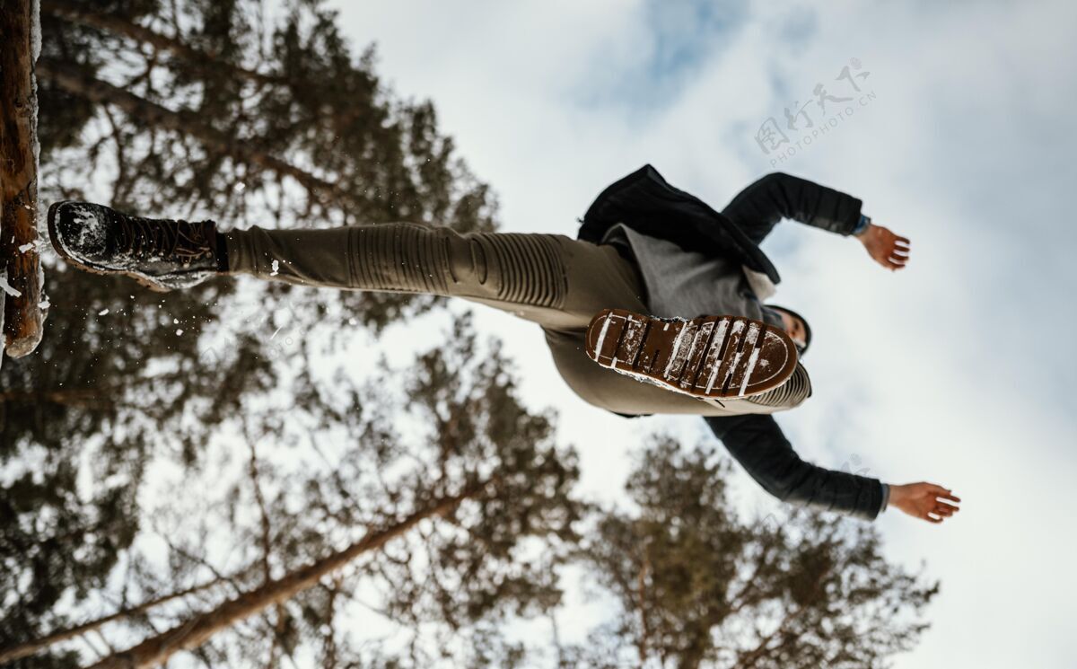 快乐冬天在大自然中跳伞的人姿势男跳跃
