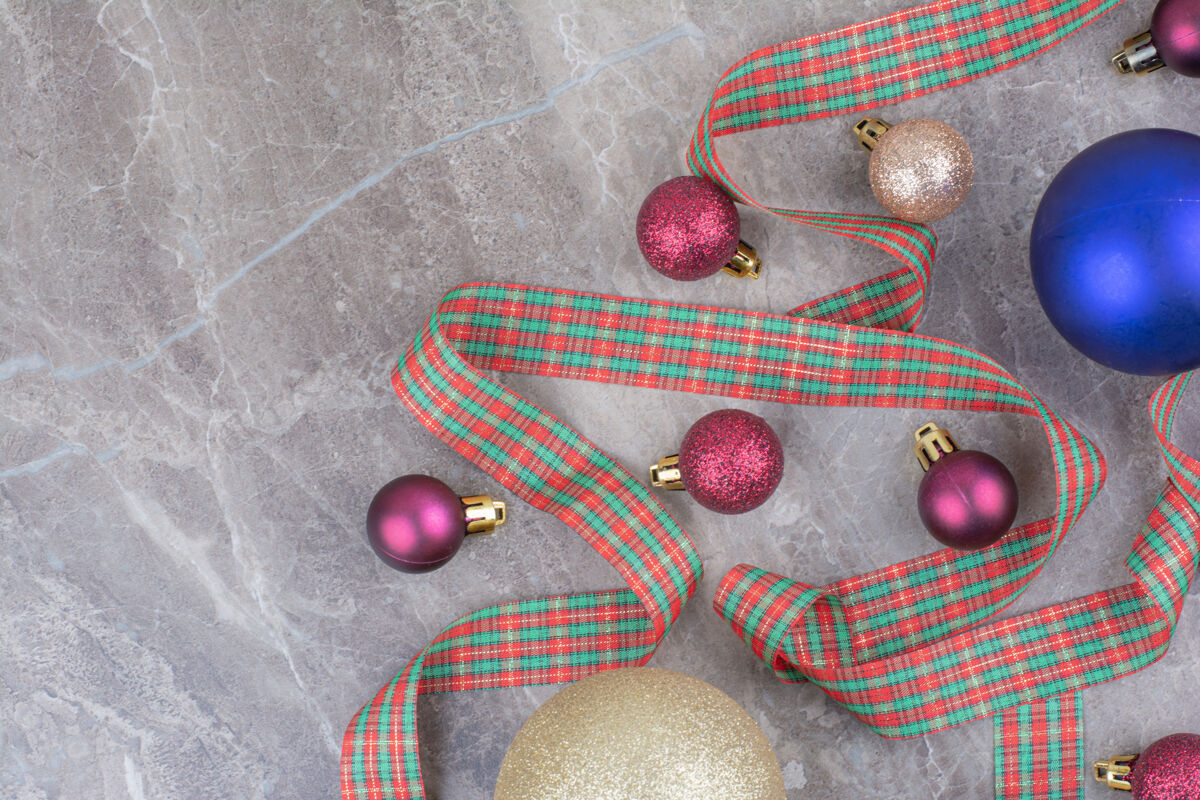 装饰品带漂亮蝴蝶结的圣诞装饰球装饰圣诞弓圣诞球
