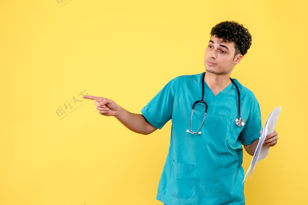 站着侧视图高素质的医生一个医生带着病人的分析指向侧面男自信男