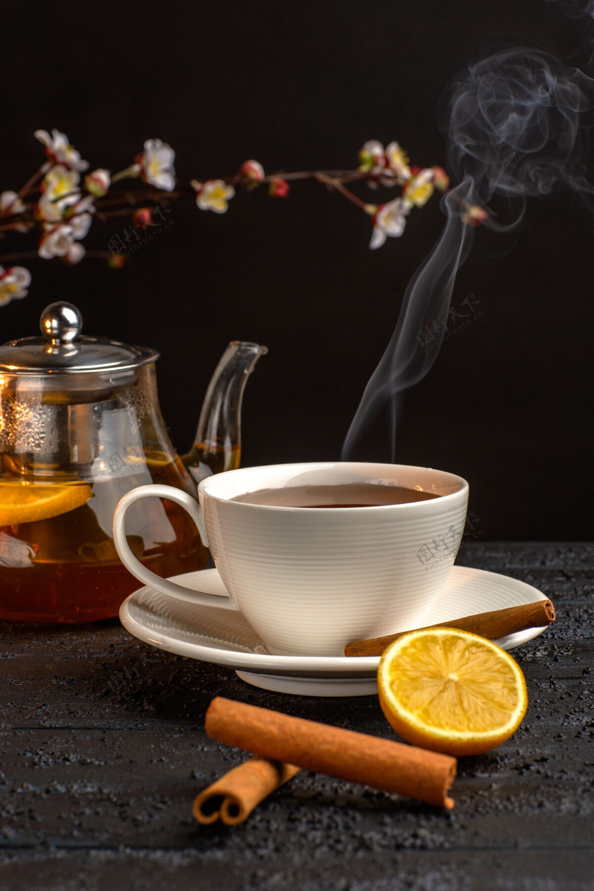 水壶正面是一杯柠檬肉桂茶和灰色茶壶潘趣酒咖啡早晨