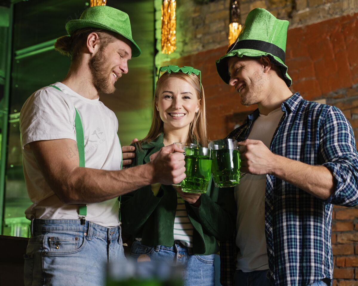 绿色快乐的人们用饮料庆祝圣帕特里克节圣帕特里克日圣帕特里克盛宴男士