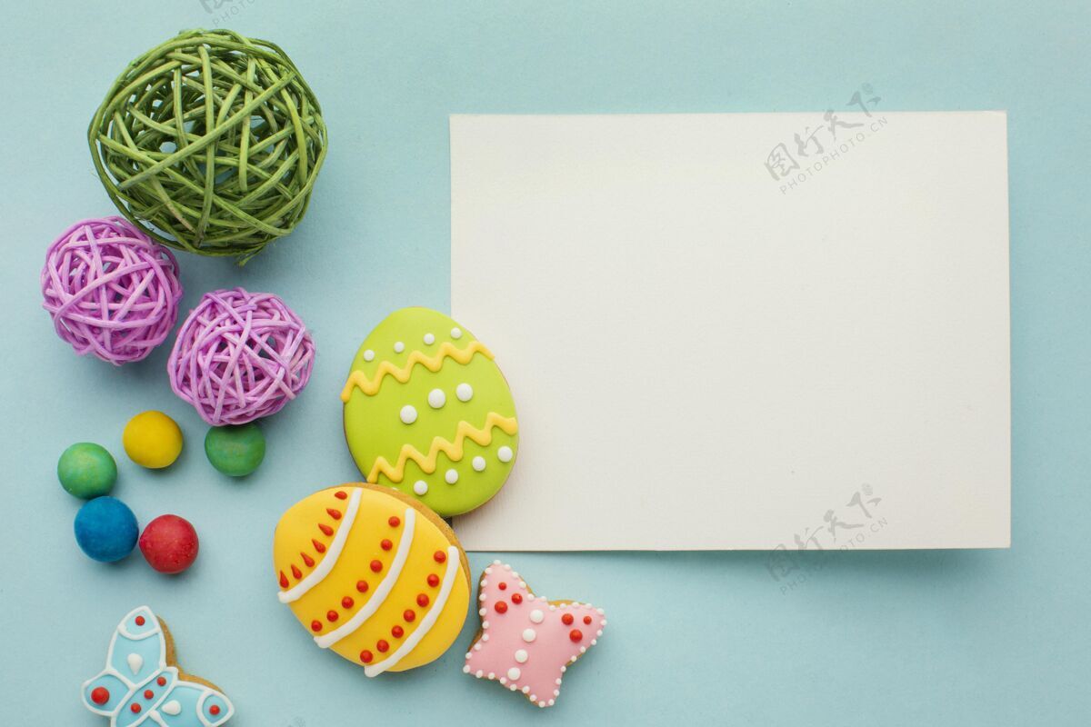 水平彩色复活节彩蛋与蝴蝶和纸俯视图复活星期天节日平面