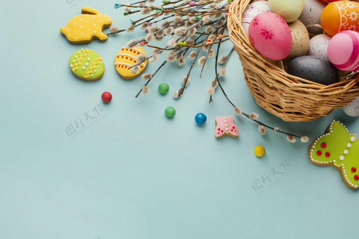 水平大角度的复活节彩蛋篮子里有兔子和蝴蝶的形状鸡蛋静物多彩
