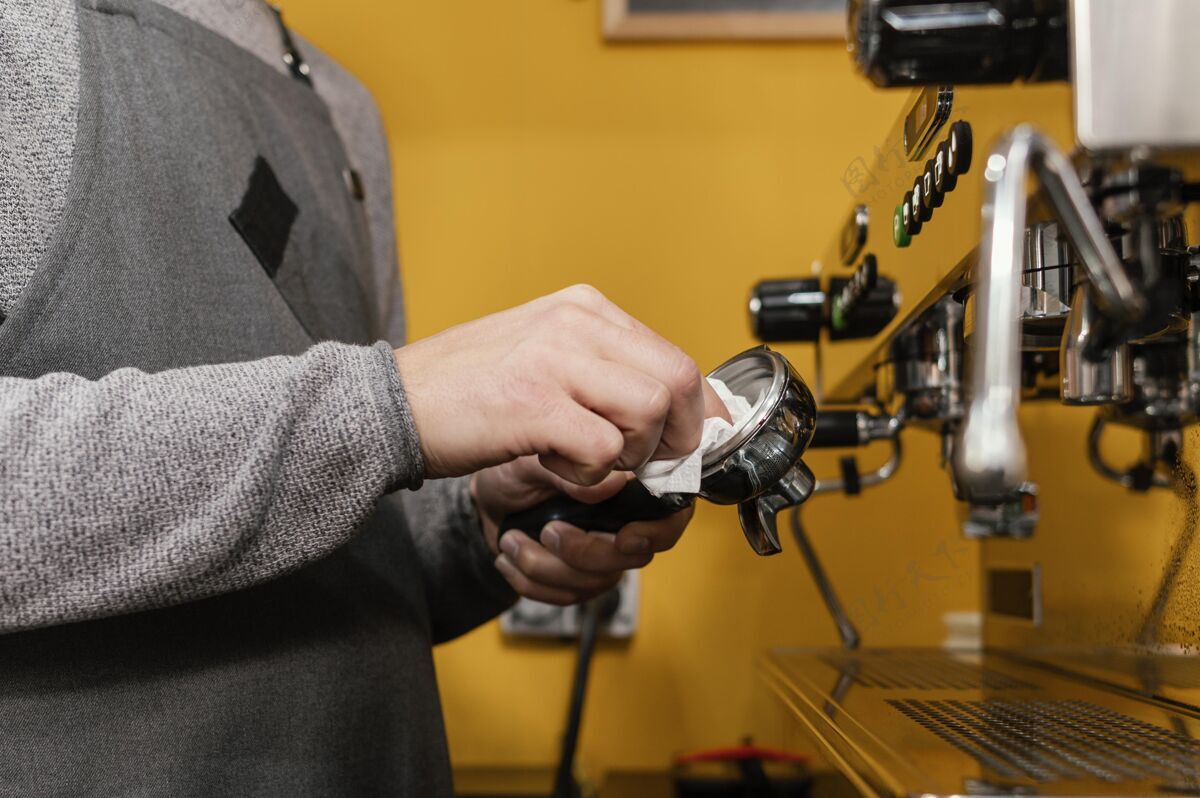 服务员男咖啡师侧视图 带围裙清洁专业咖啡机工作咖啡师专业