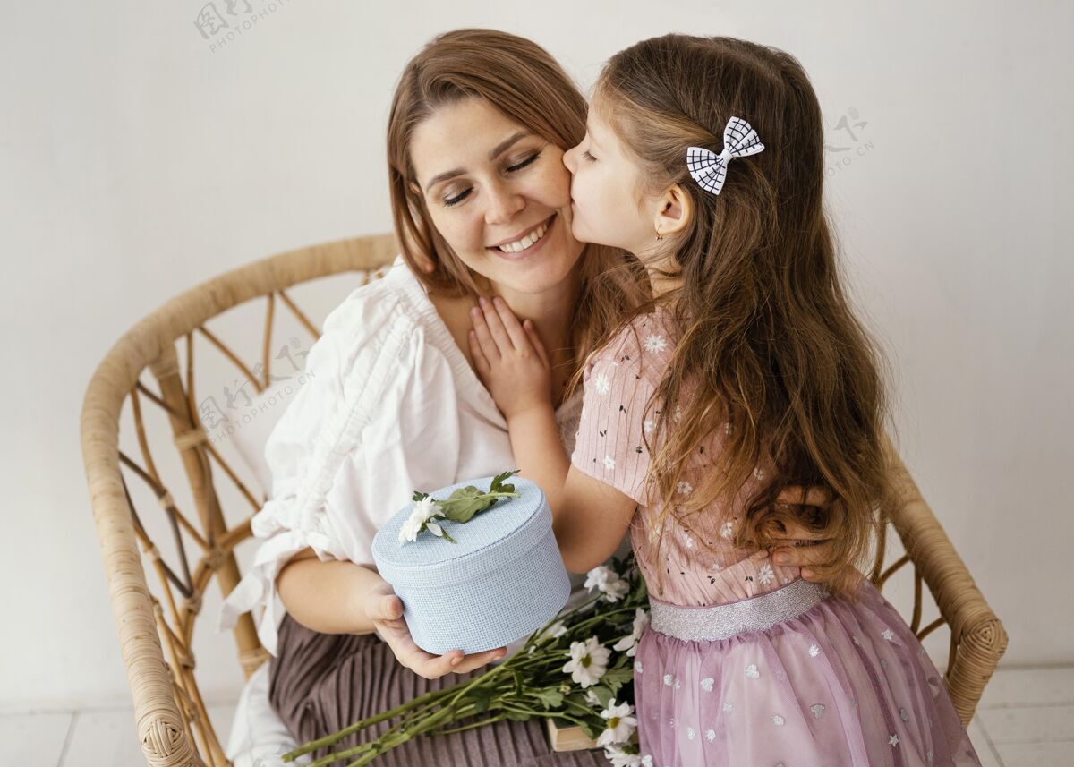 女儿小女孩用春天的鲜花和礼物给妈妈惊喜春天女人开花