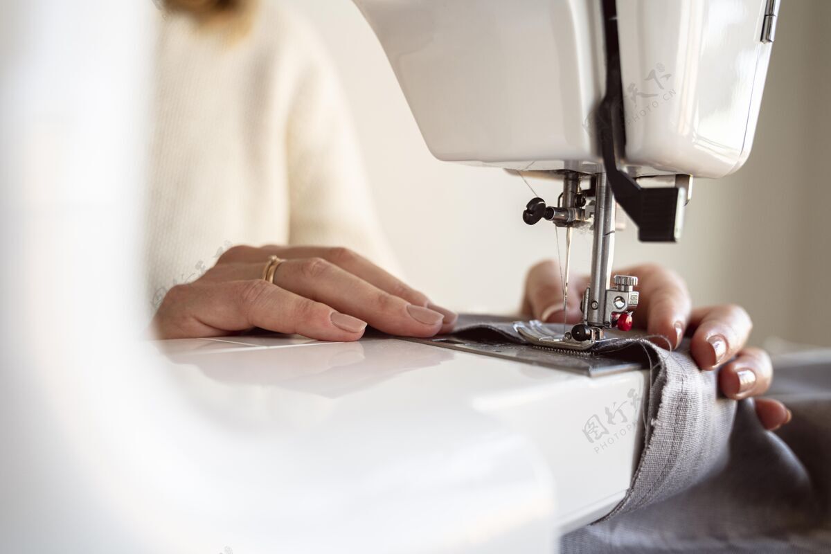 服装特写使用缝纫机的人缝纫裁缝工具