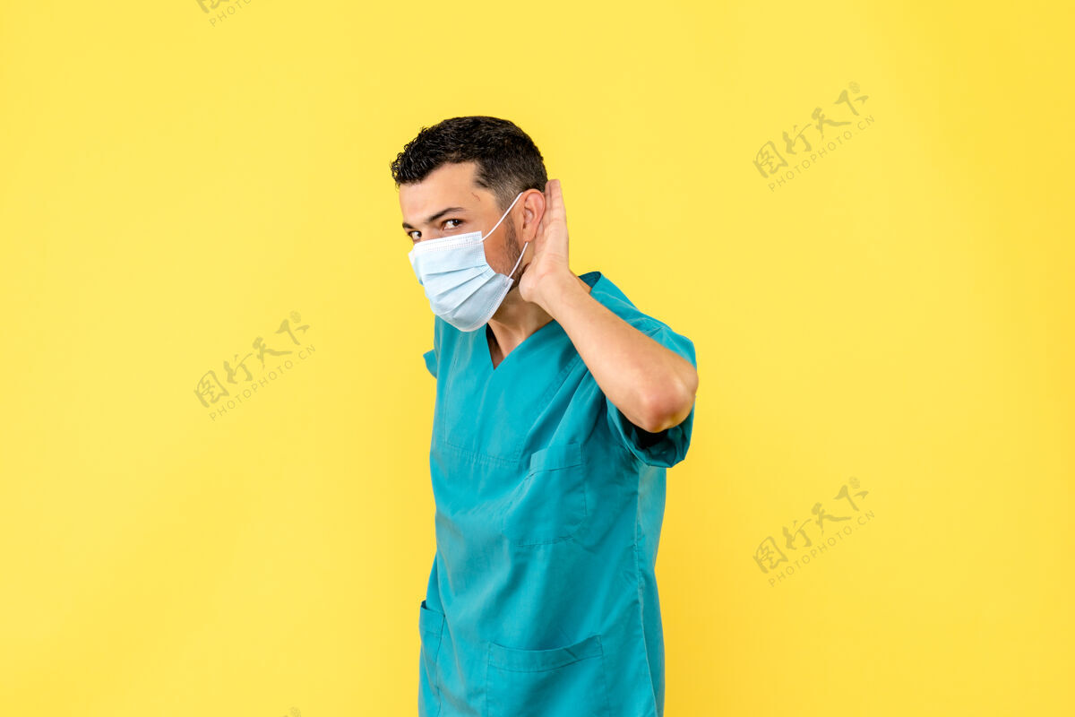 成人戴口罩的医生医生倾听冠状病毒病人的抱怨随意漂亮人
