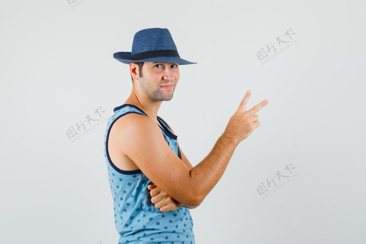 男人年轻人穿着蓝色单品 戴着帽子 看上去很自信微笑长相胡茬