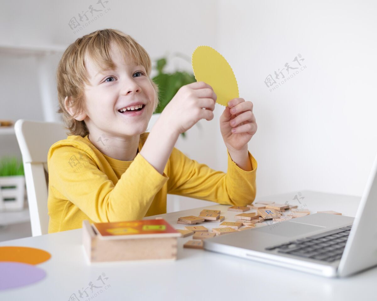 科技笑脸小子在家里用笔记本电脑消遣科技业余爱好