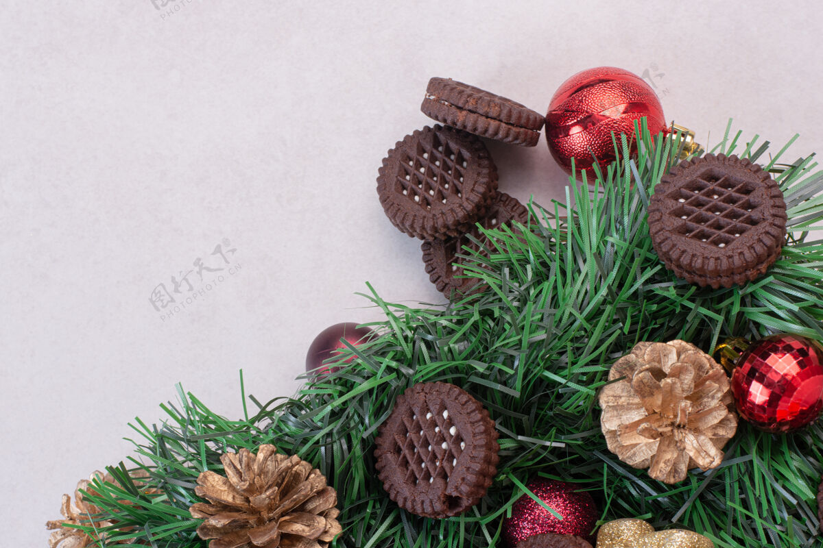 节日松果和圣诞球和饼干在白色的表面品种食品圣诞球