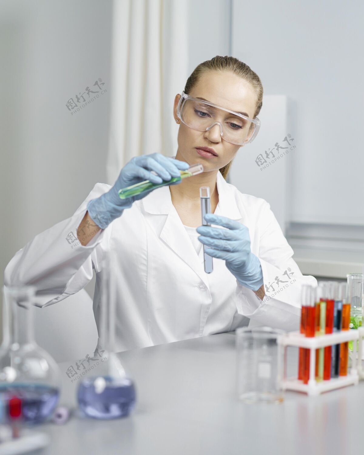 研究女研究员拿着试管在实验室里的正视图技术员女知识分子